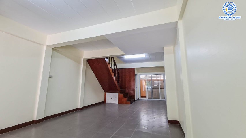 *****ทาวน์เฮ้าส์มือสอง เมืองนนทบุรี ม.พระปิ่น3 กาญจนาภิเษก บ้านพร้อมอยู่ ทำเลดี บนเนื้อที่ 17 ตร.ว. ฟังก์ชัน 2 ห้องนอน 2 ห้องน้ำ 1 ที่จอดรถ บ้านสภาพเยี่ยม รีโนเวทใหม่พร้อมลากกระเป๋าเข้าอยู่ได้ทันทีเชื่อมต่อถนนกาญจนาภิเษก และถนนรัตนาธิเบศร์ ใกล้เซ็นทรัลเวสต์เกต และรถไฟฟ้าสายสีม่วง "สถานีตลาดบางใหญ่" จองเลย!